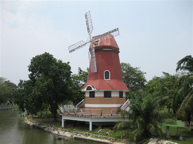 หมู่บ้านวินด์มิลด์ Windmill Bangna